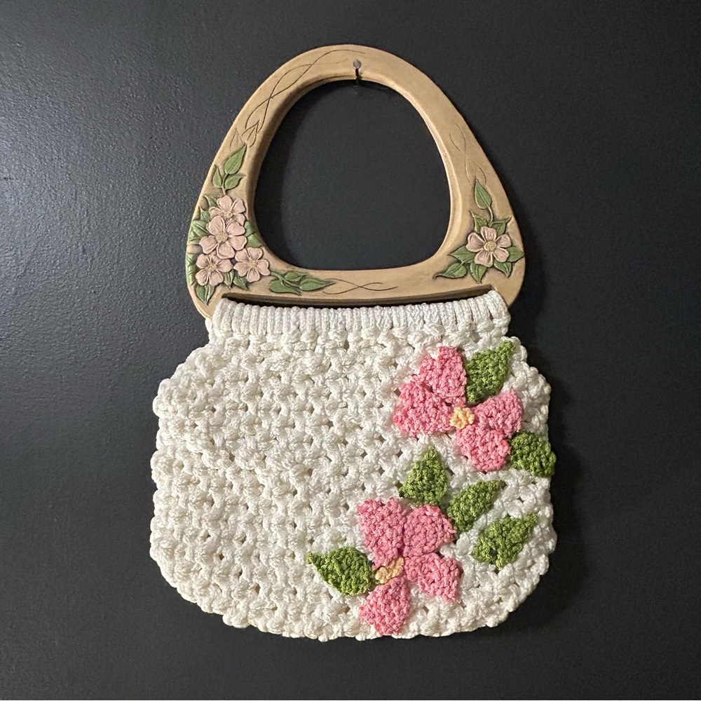 Adorable Vintage 1970s Spring Cottagecore Crocheted Soft Clamshell Bag